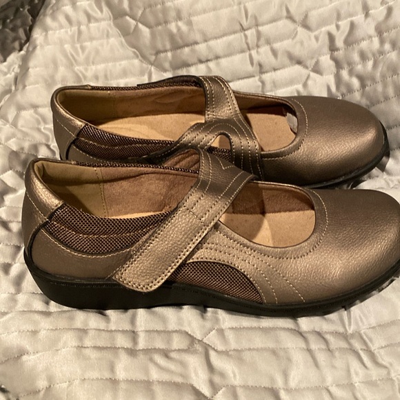 Oviaric wide Mary Jane style walking shoes - Picture 2 of 4